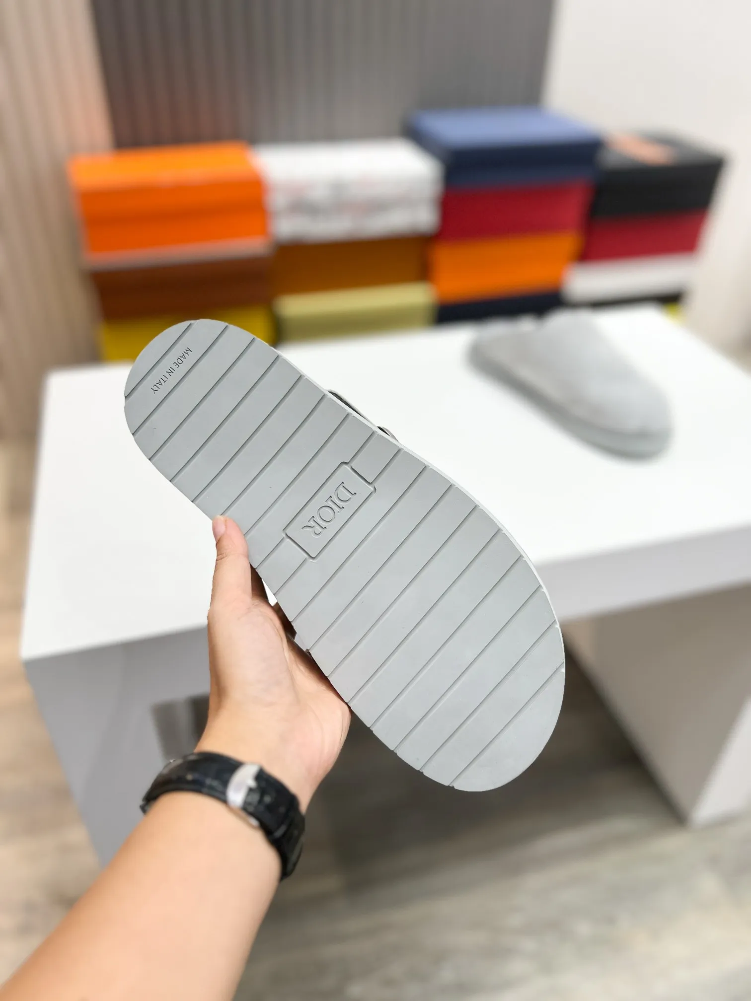 P380 [DIOR] Size 39-44 (38.45 custom-made) 2025ss Dior’s latest men’s slippers are a must-have. Dior Alias ​​Men's Genuine Leather Slippers This summer new Alias ​​sandal embodies a casual and elegant style. Carefully crafted from grained cow leather and Oblique printed fabric, with cowhide lining! Cross-strap design with metal-clad brass CD Diamond logo. The imported cowhide leather and rubber sole adds sophistication and comfort, while Oblique print-effect anti-slip panels add style. No. 012